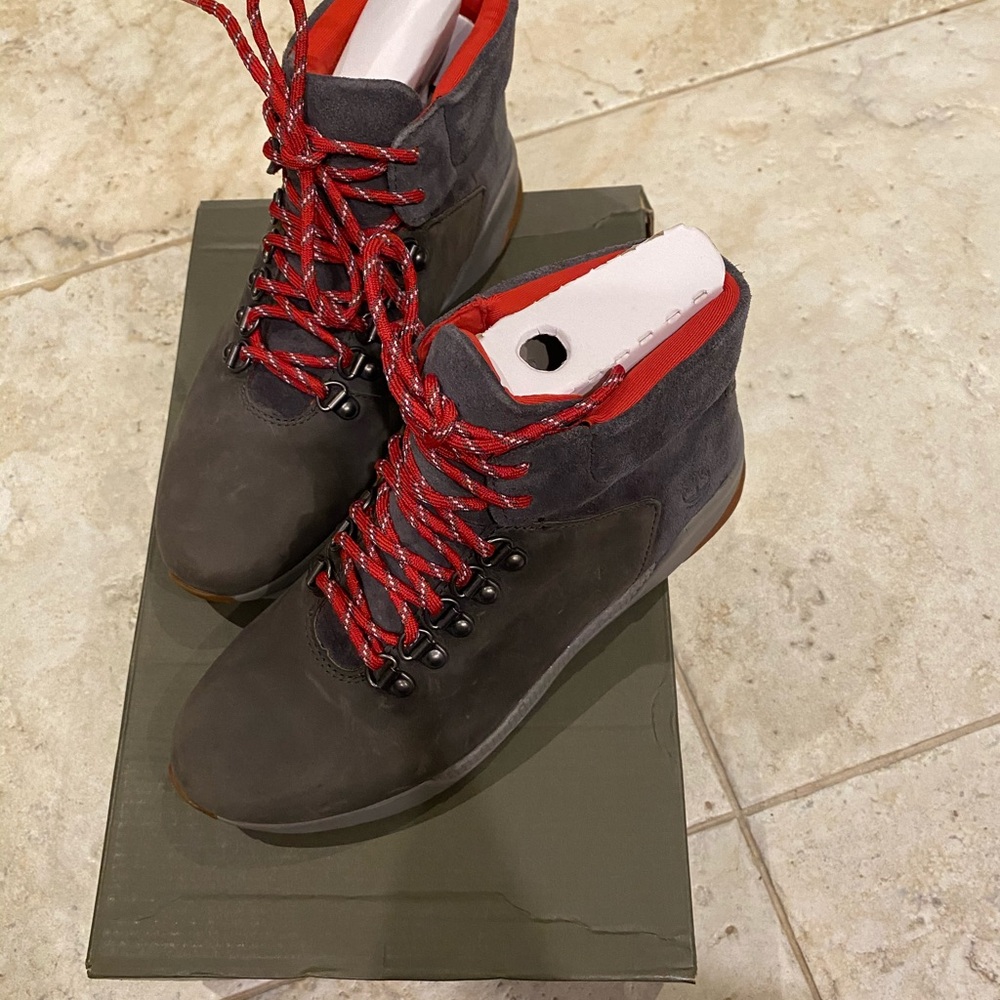 New Timberland womens Waterproof Suede Hiking Boot